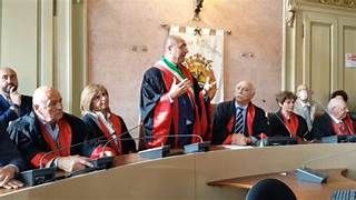 DOCENTE UNIVERSITARIA INDIRIZZA STUDENTI PER STESURA TESI
