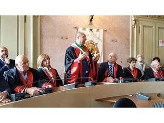 DOCENTE UNIVERSITARIA INDIRIZZA STUDENTI PER STESURA TESI
