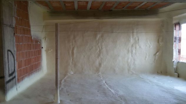 Isolamento calpestabile - cappotto interno a spruzzo e insufflaggio