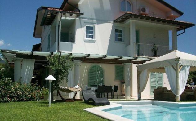 Villetta bifamiliare in affitto a Forte dei Marmi 237 mq Rif: 1031576