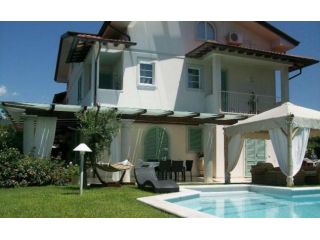 Villetta bifamiliare in affitto a Forte dei Marmi 237 mq  Rif: 1031576