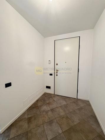 VALMADRERA (LC) - elegante villa a schiera con ascensore interno, doppi giardini e ampi spazi – Valmadrera - Foto 4