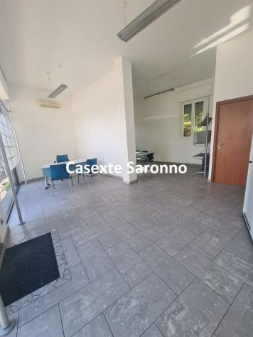 Gallarate – Ufficio con due vetrine