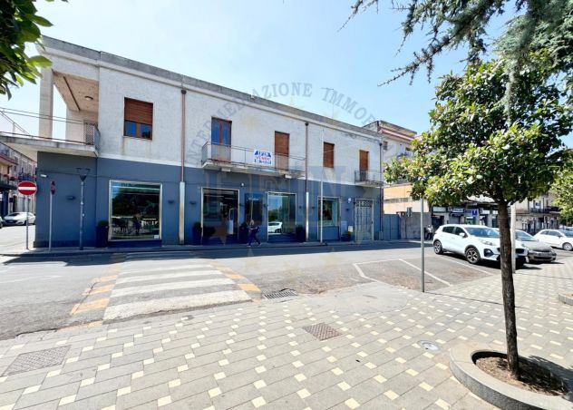 intero palazzetto affacciato su p.zza Marconi a Trecastagni/Bar Campisi