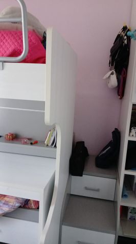 Letto a castello con piccolo armadio