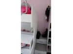 Letto a castello con piccolo armadio