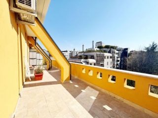 BILOCALE RISTRUTTURATO CON 30 MQ DI TERRAZZO MM P. ROMANA