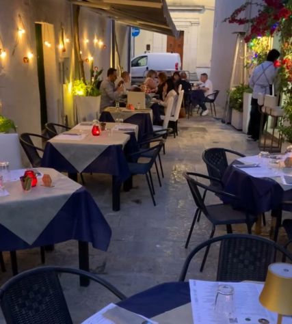 Pizzaiolo aiuto pizzaiolo e cameriere/a sala
