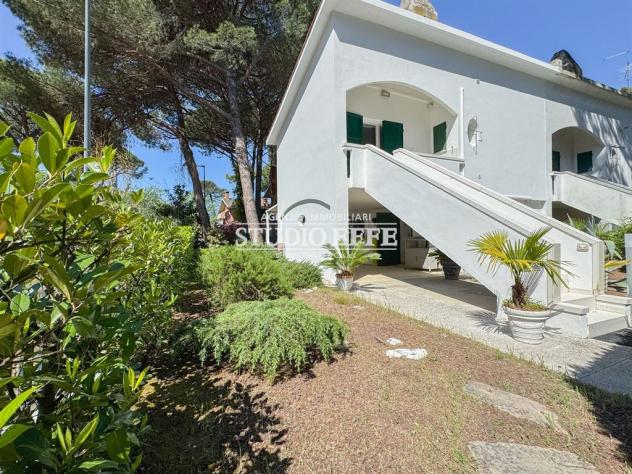 Villetta ad angolo con ampio porticato e giardino
