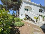 Villetta ad angolo con ampio porticato e giardino