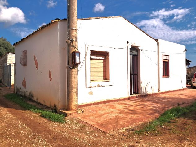 STRADA LAGANELLI-C.DA SANT'ELIA:CASEGGIATI CON TERRENO DA RISTRUTTURARE