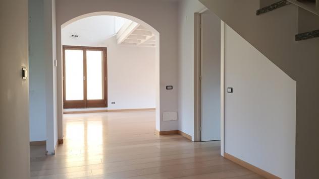 LESMO COUNTRY: 5 locali con tripli servizi e terrazzo. Cantina e Poss. box doppio. - Foto 11