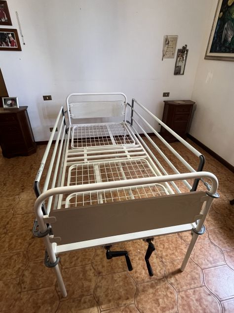 Vendo letto da degenza con spondine reclinabili - Foto 3