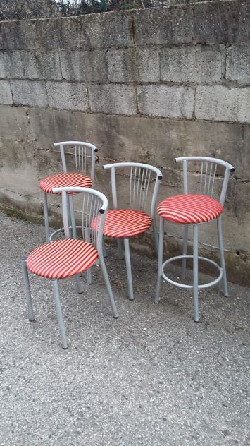 Set di 2 sgabelli e 2 sedie biancorossi - Foto 2