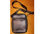 Marsupio nero con due tasche.