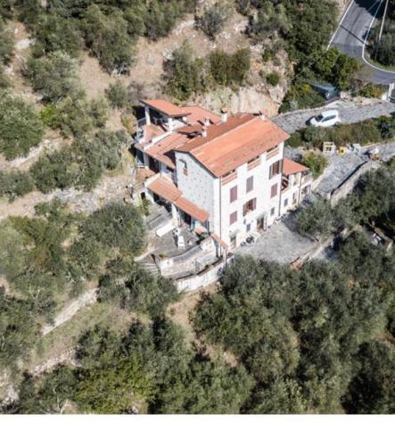 Collina di Camaiore
Villa singola di mq 300
Vista mare