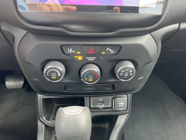 Jeep Renegade 1.3 T4 DDCT 150cv Longitude - Foto 10