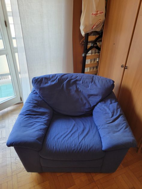 Poltrona blu per camera da letto