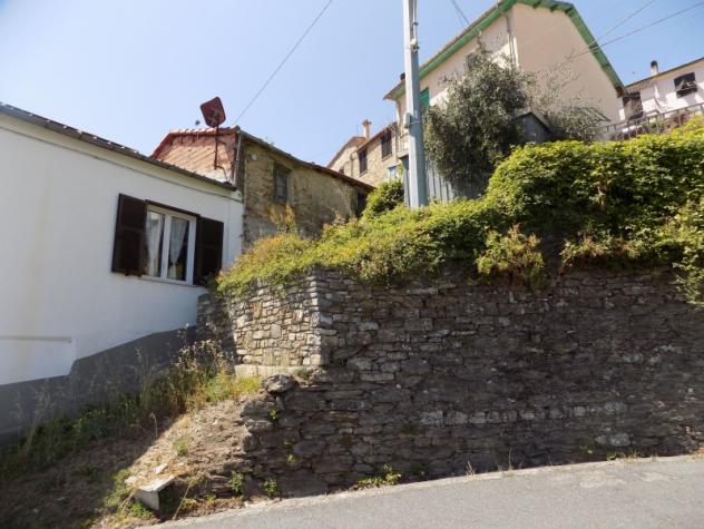VENDESRI RUSTICO DA RISTRUTTURARE IN PAESE CON GIARDINO - Foto 6