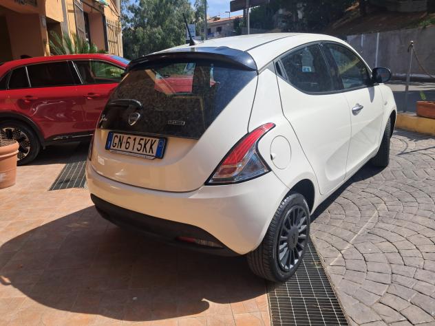 Lancia Ypsilon 1.0 FireFly 5 porte S&S Hybrid Silver - Foto 2