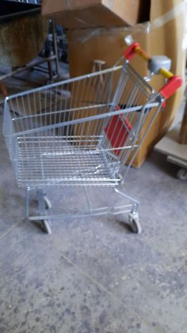 Fila di carrelli spesa - Foto 3