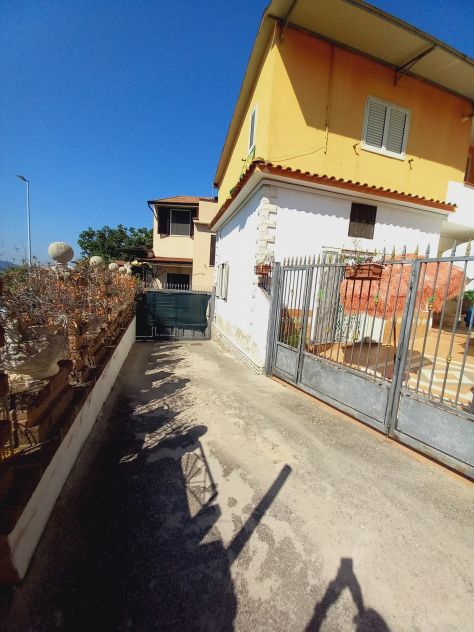 Santa Maria A Vico Semi-ndipendente con ampio cortile e piccolo giardino - Foto 2
