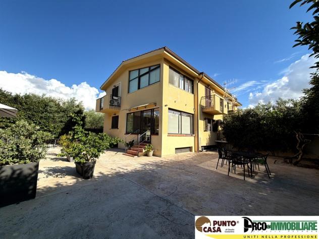 CARINI – VIA MILIOTI | PORZIONE DI VILLA BIFAMILIARE CON 500 MQ DI TERRENO