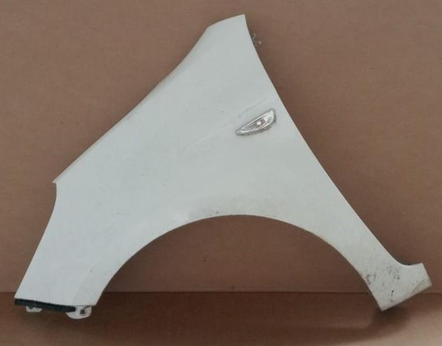 PARAFANGO ANT.SX BIANCO C/FORO FRECCIA 999-U1295913 Carrozzeria  Lamierati esterni  Fiancate  Parafango ant. HYUNDAI - i 20 - 01-01-2009 - 01-05-2012