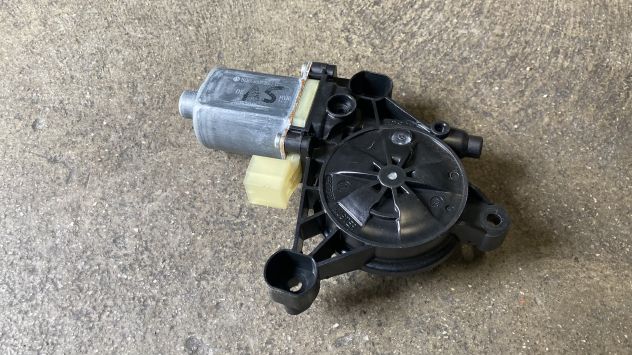 Motorino alzacristallo anteriore SX Volkswagen Golf 7 del 2018 (5Q0959801C) - Foto 2