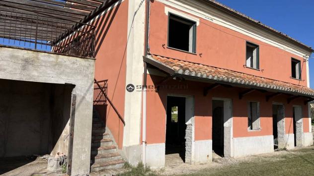 Cartoceto non lontano dal piccolo borgo medievale, in posizione elevata, dominante sull'intera vallata, facilmente raggiungibile dalle principali vie - Foto 11