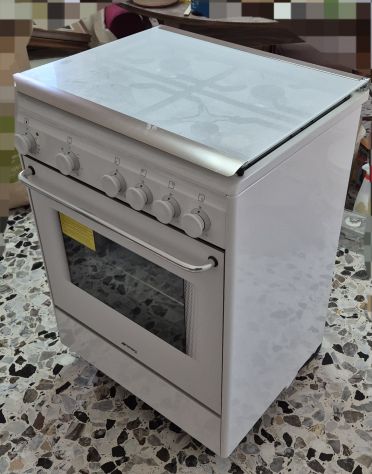 Cucina a gas Smeg con forno