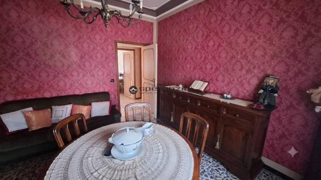 FOSSOMBRONE: A fossombrone, in zona residenziale e tranquilla, proponiamo in vendita una spaziosa casa in un piccolo contesto abitativo risalente agli