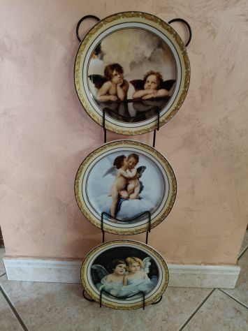 Set 3 vecchi piatti decorativi in porcellana con supporto in metallo.