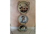 Set 3 vecchi piatti decorativi in porcellana con supporto in metallo.
