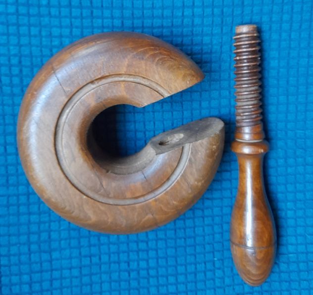 schiaccianoci in legno vintage modello a vite - Foto 6