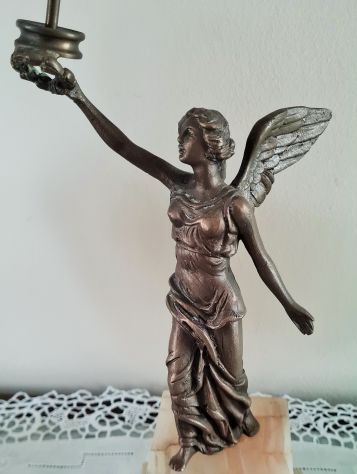 Statua vintage Vittoria Alata realizzata in ottone con basamento in alabast