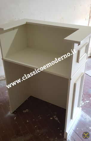 Bancone reception bianco legno con cornici su misura - Foto 2