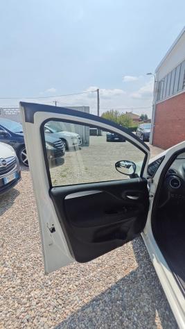 Fiat Punto 1.3 MJT II 75 CV 5 porte Lounge - Foto 8