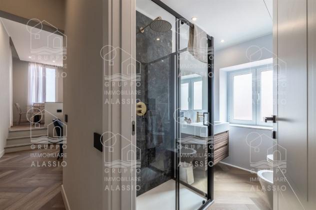 Attico fronte mare con terrazzo, solarium e posto auto – affitto annuale - Foto 15