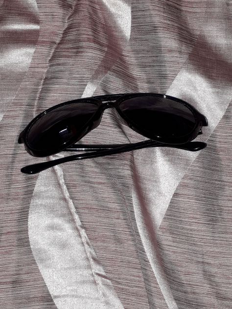 occhiali da sole unisex neri formato a goccia.
