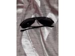occhiali da sole unisex neri formato a goccia.