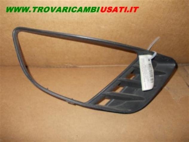 GRIGLIA LAT.D.PARAURTI ANT.(versione per fendinebbia) FORD FIESTA (CBK) Carrozzeria Lamierati esterni Paraurti Griglia di ven FORD - FIESTA - 01-0