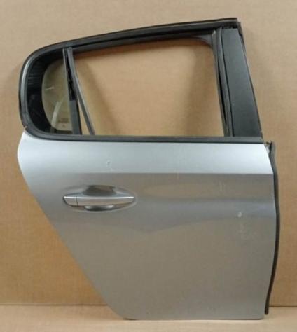 PORTA POST. DX GRIGIO MEDIO MET. (No Alz. - No Scendente)C/S. (Piccolo Graffio) 999-U1304600 Carrozzeria  Lamierati esterni  Porte  Porta post. dx. PE