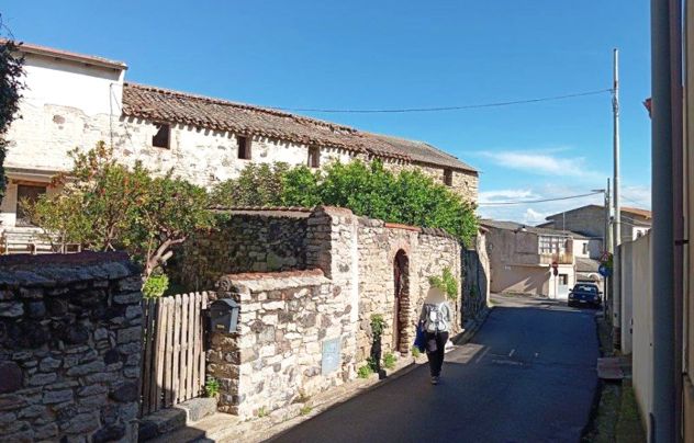 Fabbricato indipendente da ristrutturare nel centro storico di Mogoro