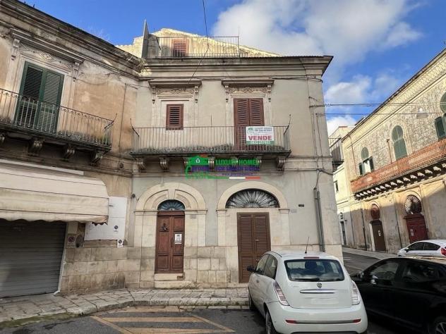 Rif. 9599 - Palazzetto d'Epoca con tripla esposizione in "Piazza Fonti", Ragusa