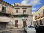 Rif. 9599 - Palazzetto d'Epoca con tripla esposizione in "Piazza Fonti", Ragusa