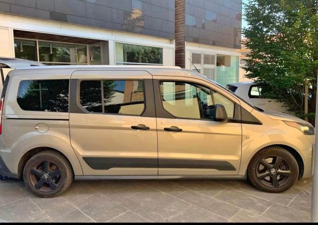 Tassisti: Ford Tourneo Connect con rampa