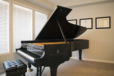 Maestro impartisce lezioni di pianoforte a Voghera