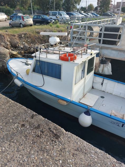 BARCA CON LICENZA DA PESCA