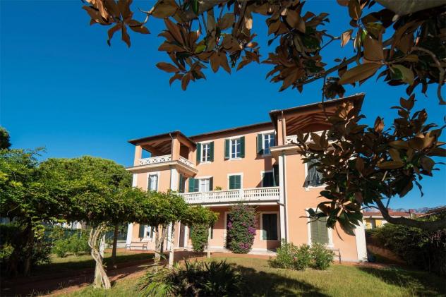Villa in vendita a Marina di Massa - Massa 300 mq Rif: 1351042